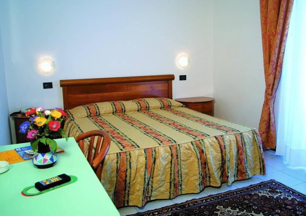 Hotel La Pigna リニャーノ・サッビアドーロ エクステリア 写真